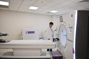 商业秘密｜人均就诊费超1100元，高端私立医院生意现在还好做吗？尽管面临大环境影响，高端医疗行业的接诊量仍在持续增长，不过依然面临盈利艰难等问题，随着政策以及市场环境的变化，高端医疗行业也在逐步拥抱AI创新科技，并拓展国际医疗市场。  0 2分钟前