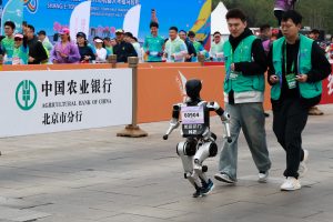 合作方盘中涨超8%，全球首个人形机器人半马搅动二级市场作为全球首个人形机器人半程马拉松的“黑马”，亚军松延动力的合作方也尝到了甜头。  0 49分钟前