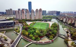 报告建议城市开放更多公共绿地空间，展现绿地健康效益居住区绿地建设应在绿化覆盖率达到30%以上的前提下增设水体景观。  0 1分钟前