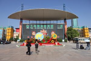 独家调查｜共享订单、找盟友求助，外贸企业挖掘中国智慧自救外贸企业在面对美国“对等关税”政策带来的压力时，展现了非凡的韧性与灵活性，通过转向欧洲和内销市场、共享订单等方式自救，成功在困境中站稳脚跟。  0 34分钟前