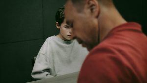 英剧《混沌少年时》，一镜到底呈现父母的终极噩梦该剧揭开了一个聚焦于当下社会的广泛议题——在网络时代，极端的思想会怎样影响和塑造青少年的价值观？为什么父母自以为深爱着孩子，却与他们的心灵距离如此遥远？  0 8分钟前