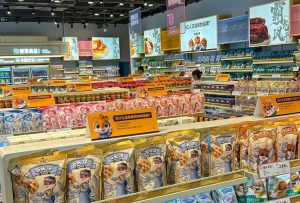 零食企业业绩分化：三只松鼠去年净利润增八成，来伊份、良品铺子增长乏力当零食行业掀起一阵“高质价比”的风潮时，不同企业产生了不同的业绩变化，有些企业的毛利率因此受影响，有些企业的业绩则得到提升。  0 昨天 21:31