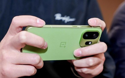 续航告急、久看伤眼？这四款手机完美解决两大痛点